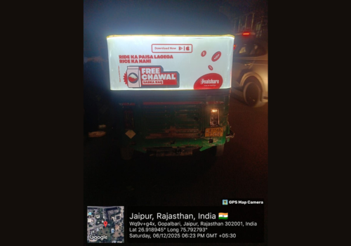DealShare backlit auto-rickshaw advertisement in Jaipur with free rice offer in Hindi